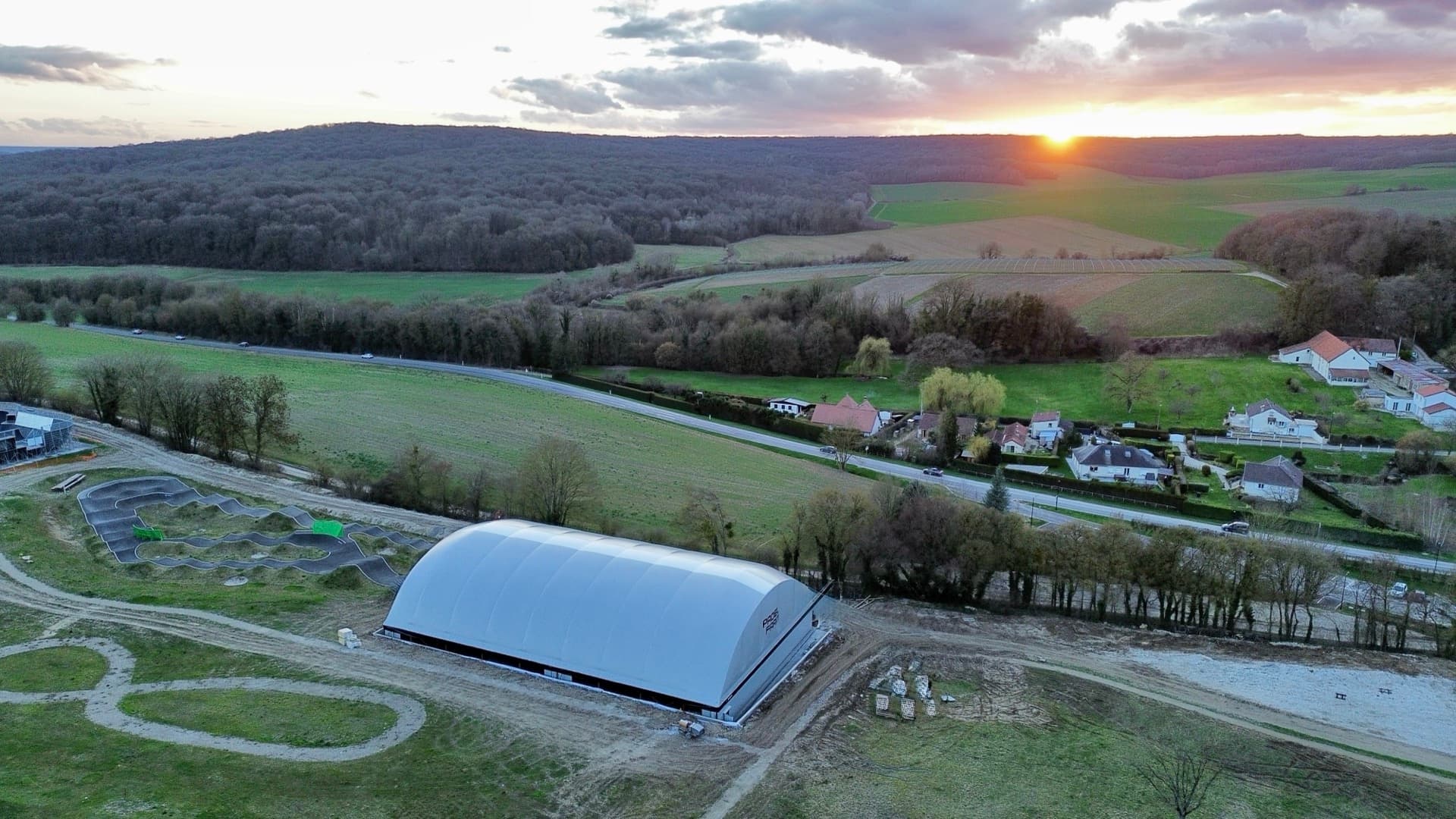 Padel Farm vu du ciel au crépuscule